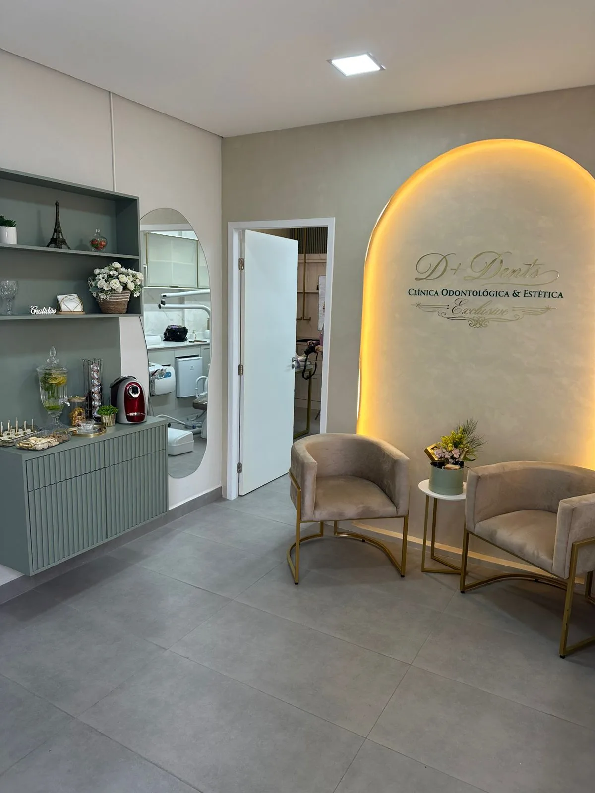 Recepção moderna e acolhedora da D+ Dents