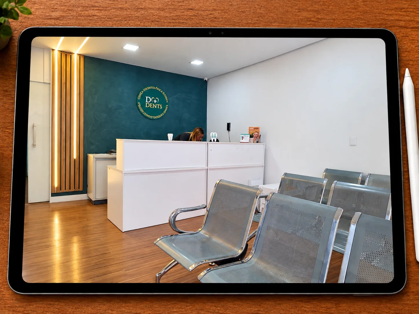 Recepção da Unidade D+ Dents São João em um tablet